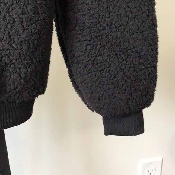 A&E Sherpa black crew neck - Picture 4 of 4